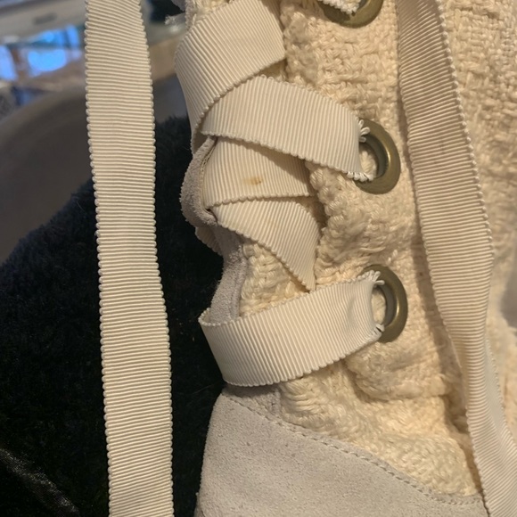 UGG heirloom lace up boots - Picture 8 of 11